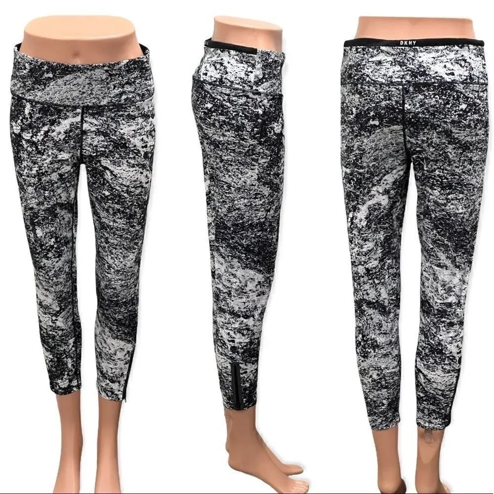 DKNY Women’s Sports 7/8 Leggings in the Size Large